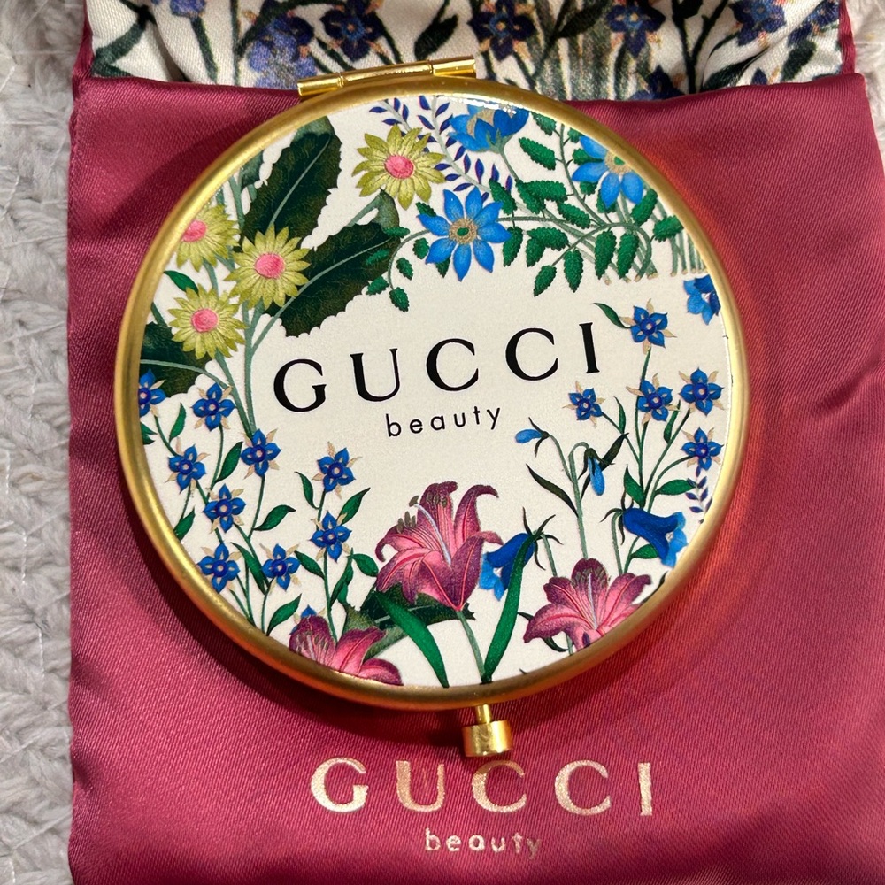 Gucci Beauty | NEW & Sealed Gold Mirror with Floral Pink Pouch ⭐️